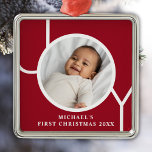 Ornamento De Metal Vermelho da primeira foto de Natal do Baby Boy per<br><div class="desc">O Primeiro Ornamento Fotográfico de Natal deste na moda Baby Boy é decorado com a palavra JOY em um fundo vermelho de marrom. Facilmente personalizável com sua foto,  nome e ano.</div>