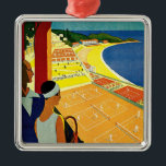 Ornamento De Metal Viagens vintage, Tênis, Esportes, Monte Carlo Môna<br><div class="desc">Ilustração vinda do poster de viagens europeu ou etiqueta de bagagem de Monte Carlo, no Mônaco, com um casal segurando raquetes de tênis e assistindo a um torneio de tênis, perto da praia, e ao belo mar azul-mediterrânico. Amor e romance nos tribunais tênis. Monte Carlo é mais famoso pelo seu...</div>