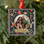 Ornamento De Metal Vintage Botanical Christmas Family Photo Ornament<br><div class="desc">Adicione um toque de charme de vintagem à sua árvore de Natal com este ornamento personalizado de fotos da família. Apresentando um design de férias botânico com verde festivo, canas doces e presentes, esta sauna faz um dom perfeito ou herança familiar. Personalize com sua foto e seu nome de família...</div>