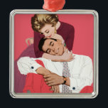 Ornamento De Metal Vintage Love and Romance, Newlyweds em rosa<br><div class="desc">Vintage ilustration love and romance design apresentando um feliz novo casal abraçando e abraçando. Ela está prestes a sussurrar um segredo para a sua querida.</div>