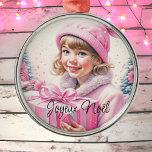 Ornamento De Metal Vintage Pink Little Girl Christmas Joyeux Noël<br><div class="desc">Bonito vintaginha no chapéu de inverno segurando uma caixa de presentes rosa retro-nostálgica Enfeites de natal de vibração para aqueles que gostam de um Natal antiquado. Joyeux Noël.</div>