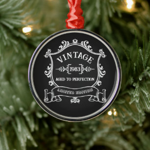 Ornamento De Metal Vintage Year Aged to Perfected Birth Year (Idade d
