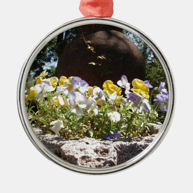 Ornamento De Metal Violeta em um cocho de pedra. (Frente)