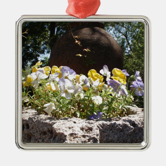 Ornamento De Metal Violeta em uma Trough de Pedra. (Frente)