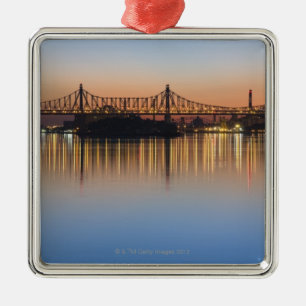 Ornamento De Metal Visto de Manhattan sobre o East River.