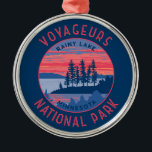 Ornamento De Metal Voyageurs National Park Rainy Lake Art, em desgost<br><div class="desc">Voyageurs vetor trabalho de arte design. O parque cobrir uma vasta área e é conhecido pelas suas florestas,  cursos de água e enormes lagos Rainy,  Kabetogama e Namakan.</div>