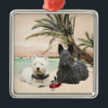 Ornamento De Metal Westie & Scottie em Palmy Beach<br><div class="desc">Aproveitando as palmeiras neste cenário de praia,  este Westie e Scottie estão passando um dia feliz juntos! Você tem um Westie e Scottie,  nós temos! Estas designs são criadas do meu trabalho artístico original e estão disponíveis em roupas,  novidade e presentes! Aproveite!</div>