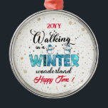 Ornamento De Metal Winter Wonderland Customize<br><div class="desc">Winter Wonderland Customize Metal Ornament - Customized Product - (Digite BOKI412 na pesquisa de site (navegador) para ver a oferta de todas as minhas criações. Obrigados. ) - Veja meus outros produtos e coleções, escolha um presente para você e seus queridos. Obrigados para comprar na minha loja. Venha de novo....</div>