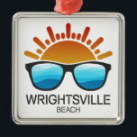 Ornamento De Metal Wright tsville Beach North Carolina Sunvidles<br><div class="desc">Wright tsville Beach,  na Carolina do Norte,  oferece tudo,  desde caiaque,  surfe e opções de mergulho de mergulho até corridas e campos de golfe.</div>
