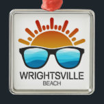 Ornamento De Metal Wright tsville Beach North Carolina Sunvidles<br><div class="desc">Wright tsville Beach,  na Carolina do Norte,  oferece tudo,  desde caiaque,  surfe e opções de mergulho de mergulho até corridas e campos de golfe.</div>