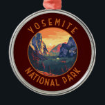 Ornamento De Metal Yosemite Sunset National Park Retroafogado<br><div class="desc">Yosemite vetor trabalho de arte design. O parque é famoso por suas gigantes sequoias antigas e para o Tunnel View,  a vista icônica da queda de Bridalveil e os penhascos granitos de El Capitan e Half Dome.</div>
