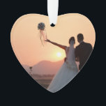 Ornamento de recém-casados rosa Dourado<br><div class="desc">Celebre sua nova jornada com este elegante ornamento de ouro rosa,  personalizado com sua foto de casamento. Perfeito para recém-casados quererem memórias especiais ou como um guardião de eterno aniversário. Adiciona um toque sofisticado a qualquer decoração de férias ou de casa.</div>