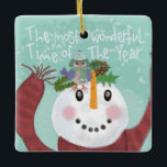 Ornamento de Snowman e Bird<br><div class="desc">Esta simpática amizade do bonitinho do boneco de neve e do seu amiguinho, os pássaros estão a desfrutar de um dia de inverno cheio. O pássaro fofo trouxe as folhas especiais de Snowman e uma coroa para o fazer parecer mais festivo desde que perdeu o chapéu. O cachecol do boneco...</div>