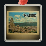Ornamento de Viagens vintage de Espanha Madrid<br><div class="desc">Um ornamento legal estilo vintage em Madri,  com uma visão da cidade com montanhas como fundo.</div>