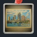 Ornamento de Viagens vintage Tampa Florida<br><div class="desc">Um ornamento Tampa,  legal estilo vintage,  com uma impressionante vista de linha do horizonte na cidade.</div>
