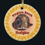 ornamento do Bombeiro da Virginia Beach<br><div class="desc">Vestido do Bombeiro Virginia Beach, t-shirts de bombeiros, roupa de bombeiros, presentes da ArtMuvz Illustration. Você pode adicionar seu nome ou adicionar texto. Personalize este ornamento dos Bombeiros de Virgínia Beach para torná-lo exclusivo seu ou para dar como presente personalizado. O design ousado apresenta um capacete de bombeiro, símbolo do...</div>