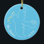 Ornamento do Círculo Chanukah Dove<br><div class="desc">Ornamento do Círculo Chanukah Dove. (2 lado) Personalizar apagando o texto na parte frontal e traseira do ornamento. Depois, usando a cor, o tamanho e o estilo da fonte favorita, digite suas próprias palavras. Obrigados para parar e comprar. Muito apreciado! Feliz Chanukah/Hanukkah! Traga muito mais alegria de férias para sua...</div>