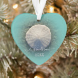 Ornamento Dólar de areia de Maine Beach<br><div class="desc">Ornamento de Maine Beach Sand Dollar. Crie um Keepsasae especial personalizando este Enfeites de natal com sua praia favorita de Maine para encontrar conchas e dólares de areia e adicionar a data. Esta design é criada por uma foto de alta resolução de um dólar de areia natural numa pequena ilha...</div>