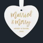 Ornamento Dourado Esboço de Pincel Casado e Coração de Casam<br><div class="desc">Dourado Esboço de Pincel Casado e Ornamento do Coração de Casamento de Feliz</div>