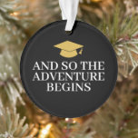 Ornamento E Então Aventura Aguarda - Foto De Graduação Moder<br><div class="desc">E assim a Aventura Aguarda o Tema da Festa de formatura — Um design negro e dourado moderno para celebrar o formando. - Diversão do Slogan com o nome e o local do formando para adicionar uma foto. Boné de formatura e roteiro moderno num fundo negro. Adicione qualquer ano a...</div>