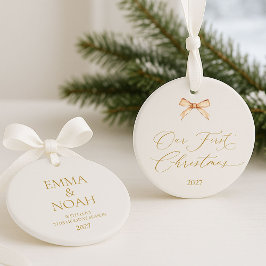 Ornamento Elegant Gold Script “Our First Christmas”