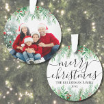 Ornamento Elegante Greenery Feliz Foto da Família de Natal<br><div class="desc">Nome Personalizado Elegante Verde Feliz Família de Script de Natal Foto Personalizada Data. Crie uma marca personalizada de férias com este Enfeites de natal elegante, com uma grande foto de família, enquadrada por uma exuberante vegetação botânica. O topo mostra um gradiente branco sem soldadura que se mistura em ramos de...</div>