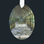 Ornamento Em Folly Beach Pier<br><div class="desc">Ondas caem sob o Pier em Folly Beach, na Carolina do Sul. Procurando mais impressões ou produtos? Sinta-se à vontade para visitar minha loja: http://www.zazzle.com/timelessmomentsphtgy Esta foto foi tirada por Jennifer White com Fotografia Moments Eterno. Todas as imagens são protegidas por copyright © Moments Photoographic/Jennifer White. Todos os direitos reservados....</div>