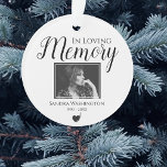 Ornamento Em memória de amor | Memorial de Fotografias<br><div class="desc">O ornamento funerário "Na memória amorosa",  o tributo perfeito ao seu amor,  preto e branco. Apresentando o ditado "na memória amorosa" uma fotografia,  o seu nome,  datas de nascimento/morte e um coração com aves a voar a partir dela.</div>
