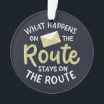 Ornamento Empregador Postal O que Acontece no Route Christma<br><div class="desc">Procurando designs Engraçados do Office Postal Poste? Faça uma declaração com isto O que acontece na rota fica na cotação da rota. Não perca isso se você está procurando presentes falando sobre o carteiro,  o correio ou as declarações dos trabalhadores postais.</div>