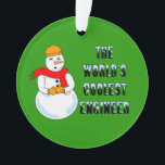 Ornamento Engenheiro mais legal Snowman<br><div class="desc">Um boneco de neve vestindo um chapéu duro com texto O engenheiro mais legal do mundo é um design de engenharia humorístico. presentes divertidos para estudantes universitários e engenheiros para aniversários e feriados de inverno.</div>