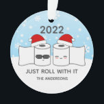 Ornamento Engraçado Apenas Rolar Com O Papel De Banheiro 202<br><div class="desc">Um design de ornamento engraçado e festivo com rolos de papel higiênico vestindo chapéus de Papai Noel dizendo: "Apenas rode com ele." Uma risada leve da escassez de papel higiênico durante a quarentena da COVID e os eventos de 2020. Personalize o texto e adicione seus nomes ao ornamento.</div>