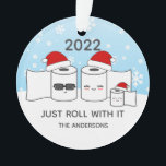 Ornamento Engraçado simplesmente rolar com a família de pape<br><div class="desc">Um design de ornamento engraçado e festivo de férias com dois rolos de papel higiênico para adultos e um rolo de papel higiênico para crianças vestindo chapéus de Papai Noel dizendo "Apenas rode com isso". Uma risada alegre da escassez de papel higiênico durante a quarentena do COVID e os eventos...</div>