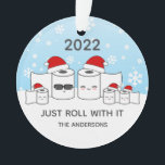 Ornamento Engraçado simplesmente rolar com a sua família de<br><div class="desc">Um design de ornamento engraçado e festivo, com 2 rolos de papel higiênico para adultos e 3 crianças vestindo chapéus de Papai Noel dizendo "Apenas rode com isso". Uma risada alegre da escassez de papel higiênico durante a quarentena do COVID e os eventos de 2020. Personalize o texto e adicione...</div>