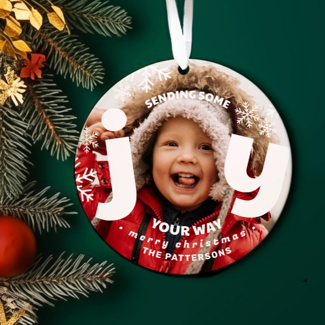 Ornamento Enviando Joy Snowflake Foto Personalizada Natal (Sending joy custom photo ornament shown on evergreen background.)