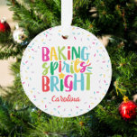 Ornamento Espíritos Brilhantes Sprinkles Coloridos Natal<br><div class="desc">Esta design de Natal apresenta o texto "Espíritos de panificação brilhantes" em tipografia divertida e colorida cercada por uma fronteira de aspergaminhos arco-íris! Clique no botão personalizar se quiser mover/dimensionar as imagens e continuar a modificar o texto! Variações deste design, cores adicionais, além de coordenar produtos estão disponíveis em nosso...</div>