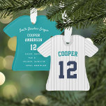 Ornamento Estados do jogador de baseball em Pinstripe<br><div class="desc">Comemore uma época incrível para o seu jogador de beisebol favorito com este ornamento personalizado legal com pinças de cinza e marinho azul e lettering. Personalize a frente com o nome e o número do jogador e adicione mais detalhes no verso, incluindo o nome da equipe ou liga, a estação,...</div>