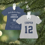 Ornamento Estados do jogador de baseball em Pinstripe<br><div class="desc">Comemore uma época incrível para seu jogador de beisebol favorito com este ornamento personalizado legal com pinstripes brancas e marinho azul. Personalize a frente com o nome e o número do jogador e adicione mais detalhes no verso, incluindo o nome da equipe ou liga, a estação, a idade, a posição...</div>