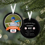 Ornamento Estatísticas personalizadas de jogadores e fotos d<br><div class="desc">Comemore uma época incrível para o seu jogador de beisebol favorito com este ornamento personalizado legal em uma mira preta e laranja. Personalize a frente com a foto, o nome e o número de camisa do jogador e adicione mais detalhes no verso, incluindo o nome da equipe ou da liga,...</div>