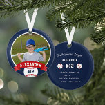 Ornamento Estatísticas personalizadas de jogadores e fotos d<br><div class="desc">Comemore uma época incrível para seu jogador de beisebol favorito com este ornamento personalizado legal em uma marinho azul e vermelha. Personalize a frente com a foto, o nome e o número de camisa do jogador e adicione mais detalhes no verso, incluindo o nome da equipe ou da liga, a...</div>