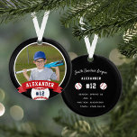 Ornamento Estatísticas personalizadas de jogadores e fotos d<br><div class="desc">Comemore uma época incrível para o seu jogador de beisebol favorito com este ornamento personalizado legal em uma mira preta e vermelha. Personalize a frente com a foto, o nome e o número de camisa do jogador e adicione mais detalhes no verso, incluindo o nome da equipe ou da liga,...</div>
