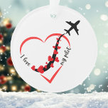 Ornamento 'Eu amo meu piloto', aviação, simples, personaliza<br><div class="desc">Eu adoro o coração da minha tipografia piloto com um avião voando. Nas costas, uma mensagem sincera: "Nosso Primeiro Natal Juntos: Uma temporada de amor, alegria e nova tradição. Te amo tanto! Olivia, que pode ser personalizada para um cartões de natal diferente para ajustado das suas necessidades. Copyright Soar em...</div>