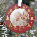 Ornamento Excelente Vovó Foto Natal Vermelha e Dourada<br><div class="desc">Enfeites de natal personalizado em vermelho com árvores de Natal douradas e texto editável. O modelo de foto está configurado para você adicionar uma de suas fotos favoritas, que será enquadrada com árvores douradas e estrelas. A redação atual lê Feliz Excelente de Natal Vovó 20xx e você pode editá-lo como...</div>