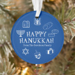 Ornamento Favoritos personalizados de nome azul e branco do<br><div class="desc">Feliz Hanukkah,  personalize o nome da família para o presente de Natal. Feliz Hanukkah,  Feliz Chanukah,  Hanukkah Sameach!,  Chag Sameach!,  Chag Urim Sameach! Azul e branco</div>