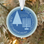 Ornamento Feliz Azul Interfé Chrismukkah Foto Keepsael<br><div class="desc">Personalize este adorável ornamento CHRISMUKKAH NOSSAS 1RUAS em azul claro e azul escuro para um bem familiar gentil. Da simples árvore de Natal azul pastel até a pálida menorah Hanukkah, esta ornamentação azul clara e azul profunda irá comemorar o seu primeiro feriado interreligioso combinado. O verso tem um modelo de...</div>