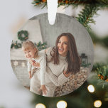 Ornamento Feliz e Brilho | Foto de Natal de Na moda moderno<br><div class="desc">Um ornamento de fotos de feriado moderno, na moda, com uma citação de tipografia ousada "Feliz Brilho", em branco, com uma cor verde de floresta escura no reverso. A saudação e o nome podem ser facilmente personalizados para um toque pessoal. Um design de natal moderalista e contemporâneo para sair dessa...</div>