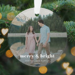 Ornamento Feliz e Brilho | Foto do Casal de Natal moderno<br><div class="desc">Um ornamento de fotos de feriado moderno com na moda, com uma poderosa tipografia retrógrada, que diz "feliz e brilhante" em branco. A saudação, o nome e o ano podem ser facilmente personalizados para um toque pessoal. Uma design moderna, minimalista e contemporânea para se destacar nesta temporada de férias! A...</div>