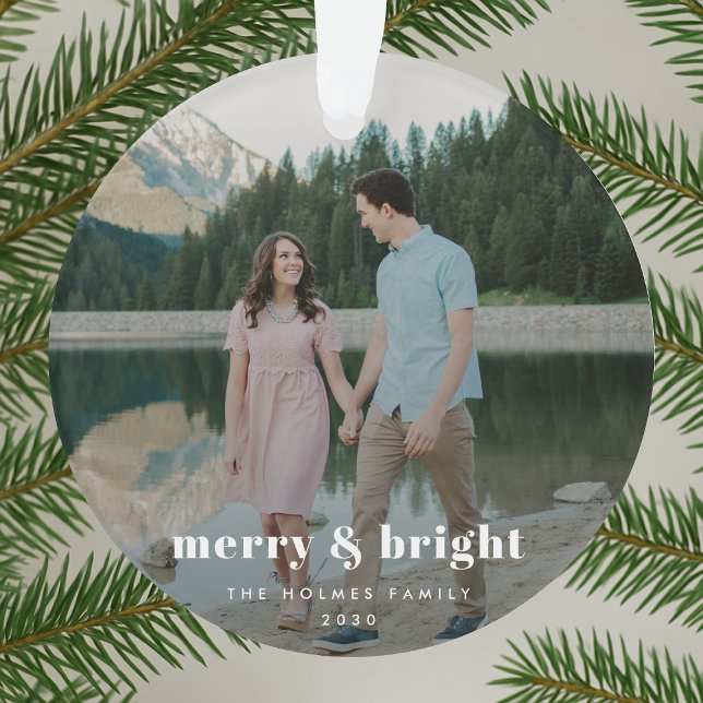 Ornamento Feliz e Brilho | Foto do Casal de Natal moderno (Merry and Bright couple photo ornament by Guava, perfect for celebrating love and festive memories)
