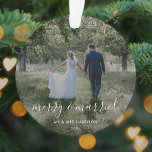 Ornamento Feliz e casado | Foto de Natal de Newleyweds<br><div class="desc">A bela fotografia ensina o ornamento da árvore de natal com uma simples, moderna e minimalista citação de "feliz e casado". Este design versátil pode ser personalizado com sua própria fotografia, nome e data para fazer um design verdadeiramente único e personalizado para seu dia especial. A carta mostra um exemplo...</div>