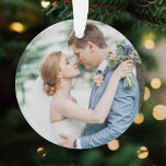 Ornamento Feliz e casado | Primeiro Natal em Newlyweds<br><div class="desc">Um simples e elegante ornamento de árvores de natal de natal de natal de natal, no estilo moderno de design minimalista, com uma tipografia clássica "feliz e casado" e um toque sofisticado de chic. Sua foto e o texto podem ser facilmente personalizados com seu nome e saudação para uma única...</div>