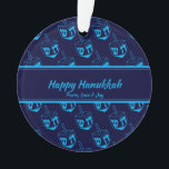 Ornamento FELIZ HANUKKAH Personalizou Dreidel Blue Cyan<br><div class="desc">Na moda, ornamento elegante para o seu decor HANUKKAH. O Design mostra um impressão de sonho ciano em um padrão em série com texto personalizável de espaço reservado que você pode substituir por sua própria escolha de saudação e texto. O esquema de cores é azul e ciano à meia-noite. Outras...</div>